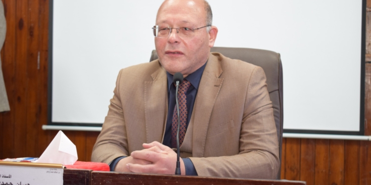 رئيس جامعة سوهاج يُكرم ٥٦٧ موظفًا بالجهاز الإداري