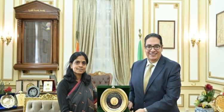 رئيس جامعة القاهرة يستقبل سفيرة الهند