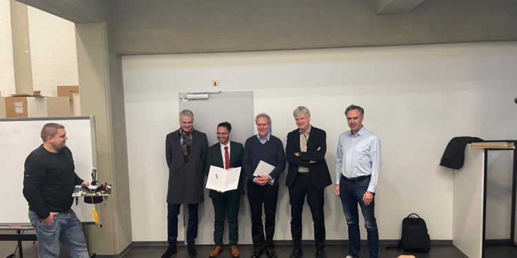 الدكتور محمد انور عبد اللطيف بعد مناقشة رسالته التى ستربط العالم اقتصاديا