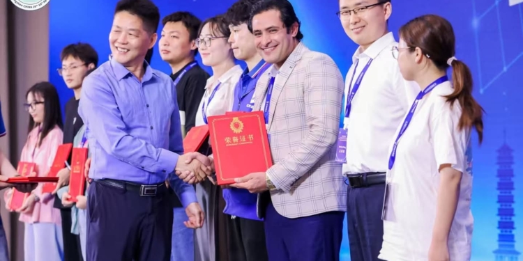 باحث مصري يحصد جائزة أفضل عرض تقديمي شفوي في مؤتمر صيني