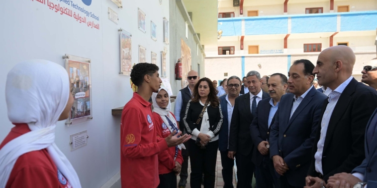 طالب بمدرسة للتكنولوجيا التطبيقية لمدبولي: نتلقى تعليم متميز في الذكاء الاصطناعي والأكواد