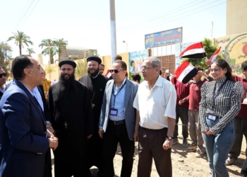 وقف يسلم عليهم.. «مدبولي» يتوقف بموكبه أمام مدرسة “سانت ماري” بمنفلوط