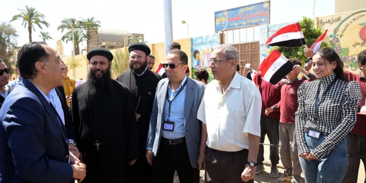 وقف يسلم عليهم.. «مدبولي» يتوقف بموكبه أمام مدرسة “سانت ماري” بمنفلوط