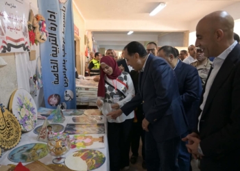 «مدبولي» يتفقد مدرسة أسيوط الثانوية الزخرفية ومعرض منتجات التعليم الفني