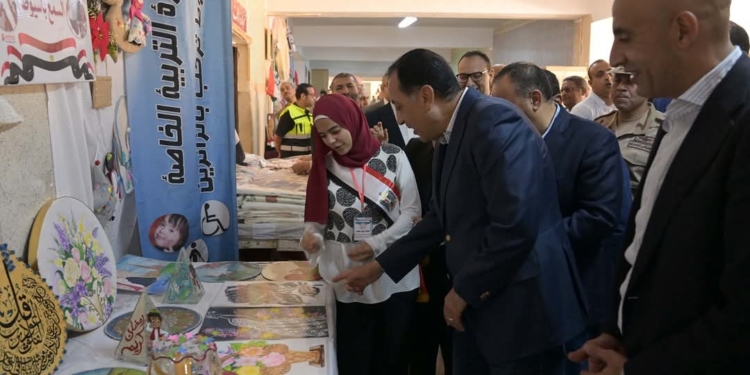«مدبولي» يتفقد مدرسة أسيوط الثانوية الزخرفية ومعرض منتجات التعليم الفني