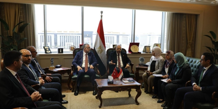 وزير العمل التركي يدعو نظيره المصري لزيارة تركيا وتبادل الخبرات العلمية