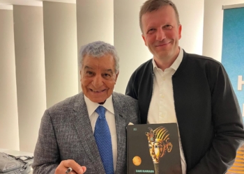 زاهي حواس يوقع كتاب توت "عنخ آمون من هوارد كارتر الى المدينة الذهبية" بالتشيك