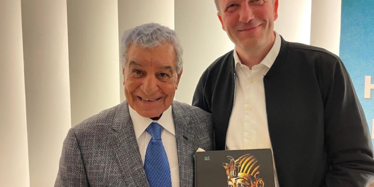 زاهي حواس يوقع كتاب توت "عنخ آمون من هوارد كارتر الى المدينة الذهبية" بالتشيك