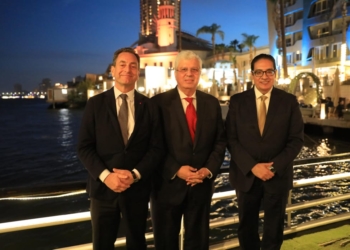 وزير التعليم العالي يُكرم رئيس جامعة القاهرة تقديرًا لنجاح زيارة الرئيس الفرنسي إيمانويل ماكرون