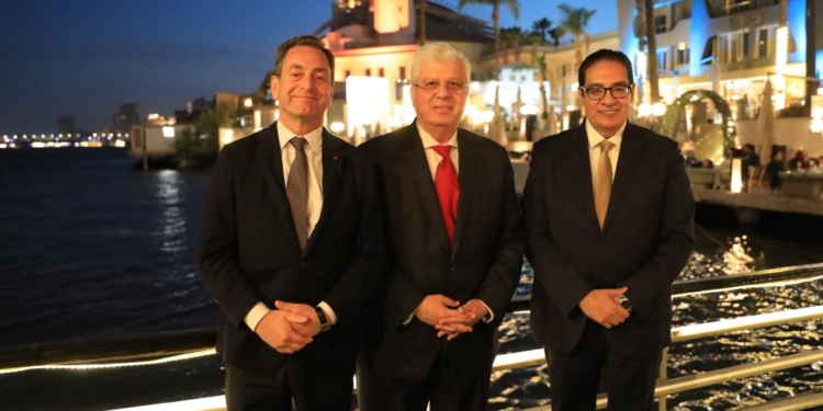 وزير التعليم العالي يُكرم رئيس جامعة القاهرة تقديرًا لنجاح زيارة الرئيس الفرنسي إيمانويل ماكرون