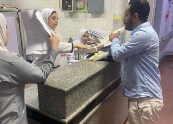 توزيع كحك العيد للعاملين والفرق الطبية في مستشفيات قصر العيني “البيت الكبير”