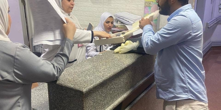 توزيع كحك العيد للعاملين والفرق الطبية في مستشفيات قصر العيني “البيت الكبير”