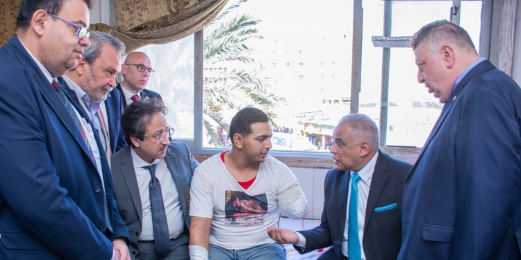 رئيس جامعة طنطا يطمئن على حالة مصاب سيرك طنطا