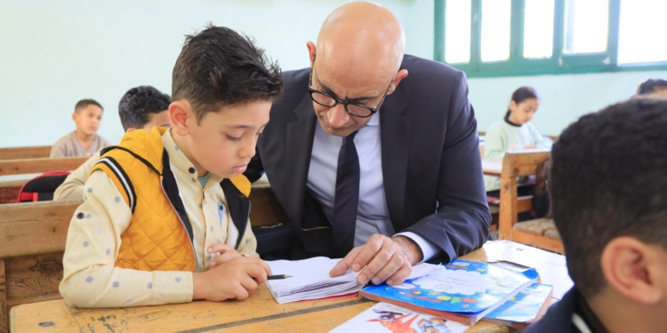 وزير التعليم يواصل جولاته الميدانية بزيارة مدارس كفر شكر