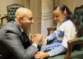 عبد اللطيف يكرم الطالبة رضوى من ذوي الاحتياجات الخاصة لتفوقها الدراسي وتميزها في القرآن والشعر