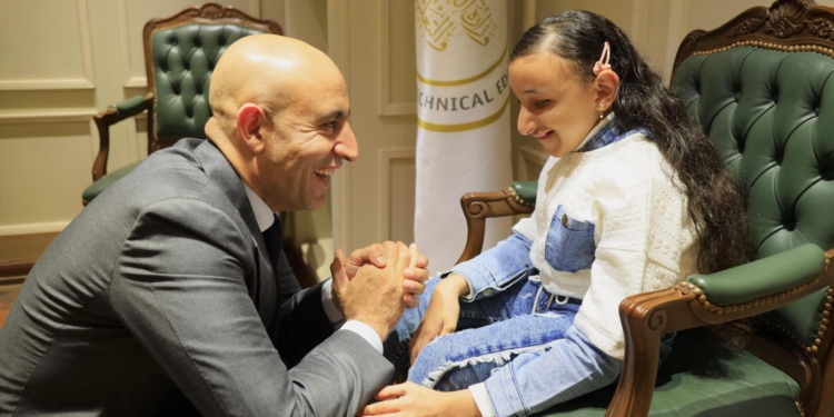 عبد اللطيف يكرم الطالبة رضوى من ذوي الاحتياجات الخاصة لتفوقها الدراسي وتميزها في القرآن والشعر