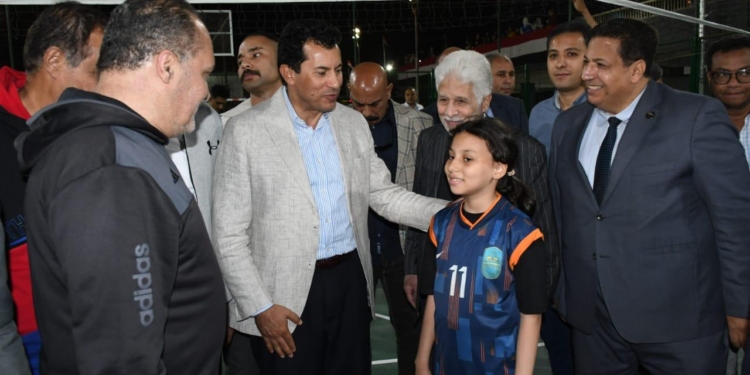 وزير الشباب والرياضة يفتتح ملعبا متعدد الأغراض بنادي النيل الرياضي