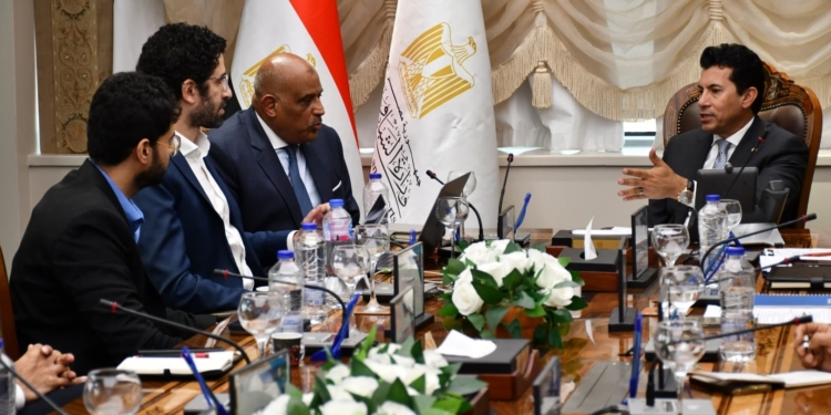 وزير الشباب يبحث تفعيل الرقمنة المالية والإدارية بمراكز الشباب