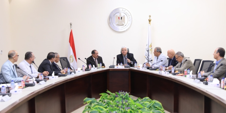 وزير التعليم العالي يعقد اجتماعًا مع أعضاء اللجنة الوزارية لتعيين أعضاء هيئة التدريس والهيئة المعاونة بالمعاهد العليا