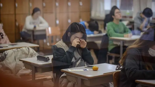 حين يصبح مقعد الدراسة ثقيلًا: كيف تحوّلت المدارس والجامعات حول العالم إلى ساحة صامتة لأزمة الانتحار