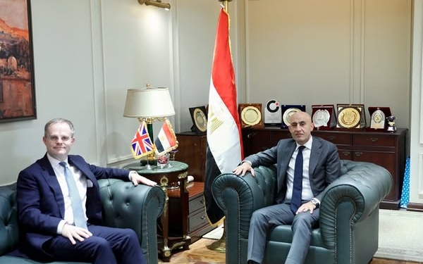وزير التعليم يبحث مع السفير البريطاني تعزيز الشراكة في بناء نظام تعليمي حديث"