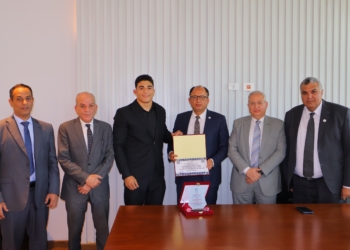 رئيس جامعة حلوان الأهلية يكرم عبد الرحمن بطل إفريقيا في المصارعة الحرة