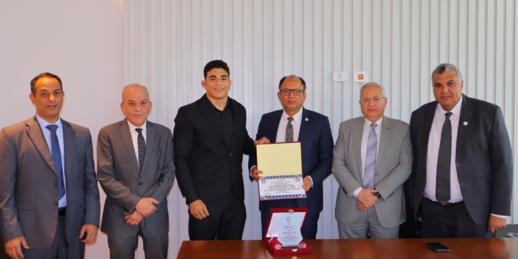 رئيس جامعة حلوان الأهلية يكرم عبد الرحمن بطل إفريقيا في المصارعة الحرة