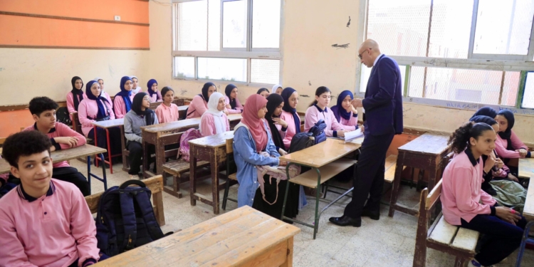 تربوي يحذر: الغياب وإهمال الانضباط يهددان نجاح الطلاب بالنظام الجديد