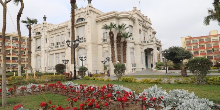 جامعة عين شمس توضح ملابسات سقوط طالبة “كلية البنات” من السلم