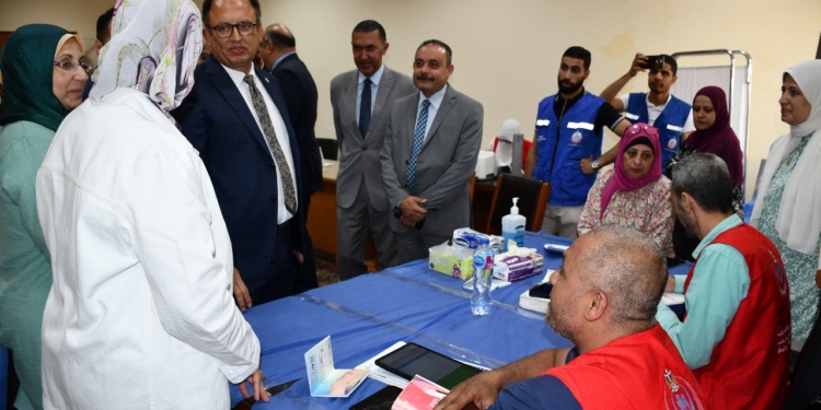 رئيس جامعة حلوان يتفقد المبادرات الطبية الموسعة للكشف المبكر عن الأورام والأمراض المزمنة