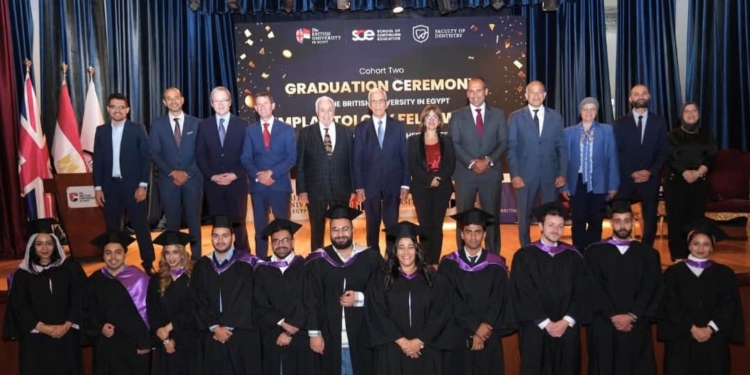 الجامعة البريطانية تحتفل بتخرج الدفعة الثانية من برنامج زمالة زراعة الأسنان