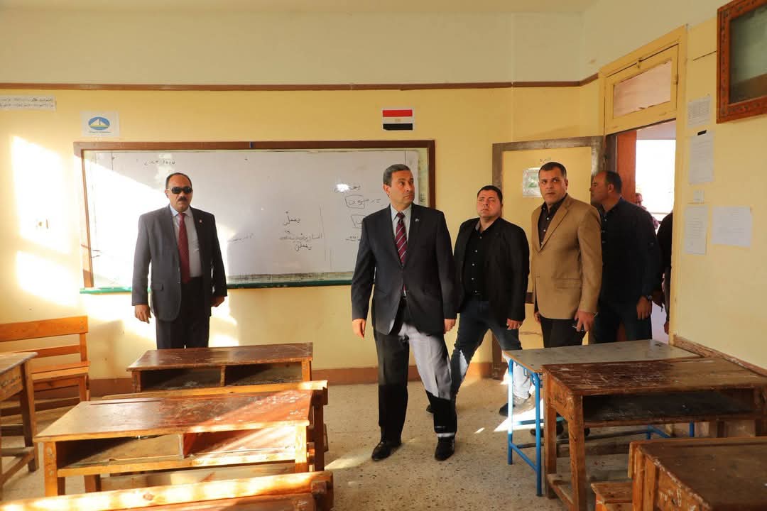 محافظ دمياط يزور مدرسة أولاد حمام الإعدادية بعد تداول فيديو اقتحامها
