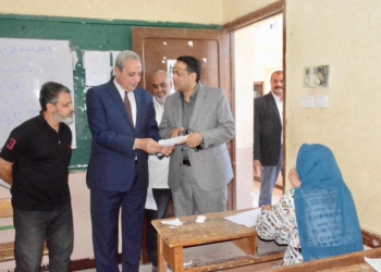 محافظ الغربية يتفقد لجان امتحانات الدبلومات الفنية ويطمئن أولياء الأمور: أبناؤكم أمانة