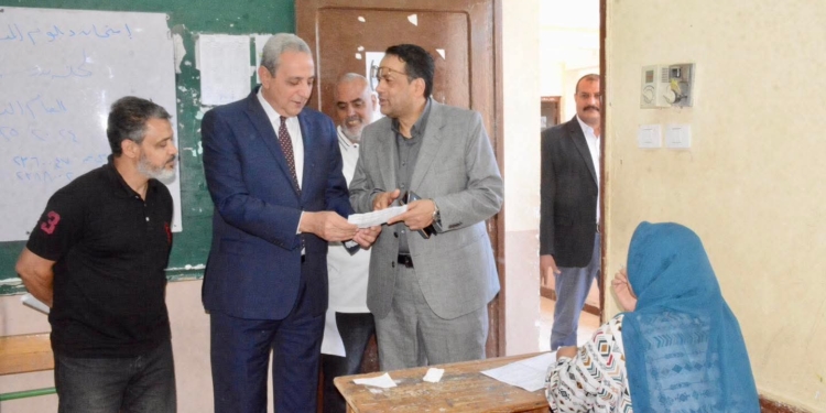 محافظ الغربية يتفقد لجان امتحانات الدبلومات الفنية ويطمئن أولياء الأمور: أبناؤكم أمانة