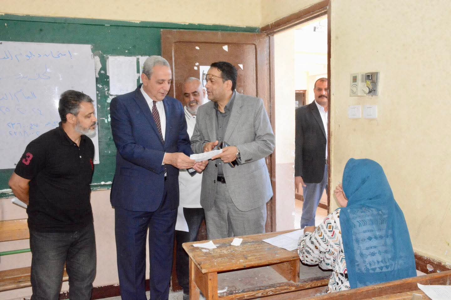 محافظ الغربية يتفقد لجان امتحانات الدبلومات الفنية ويطمئن أولياء الأمور: أبناؤكم أمانة