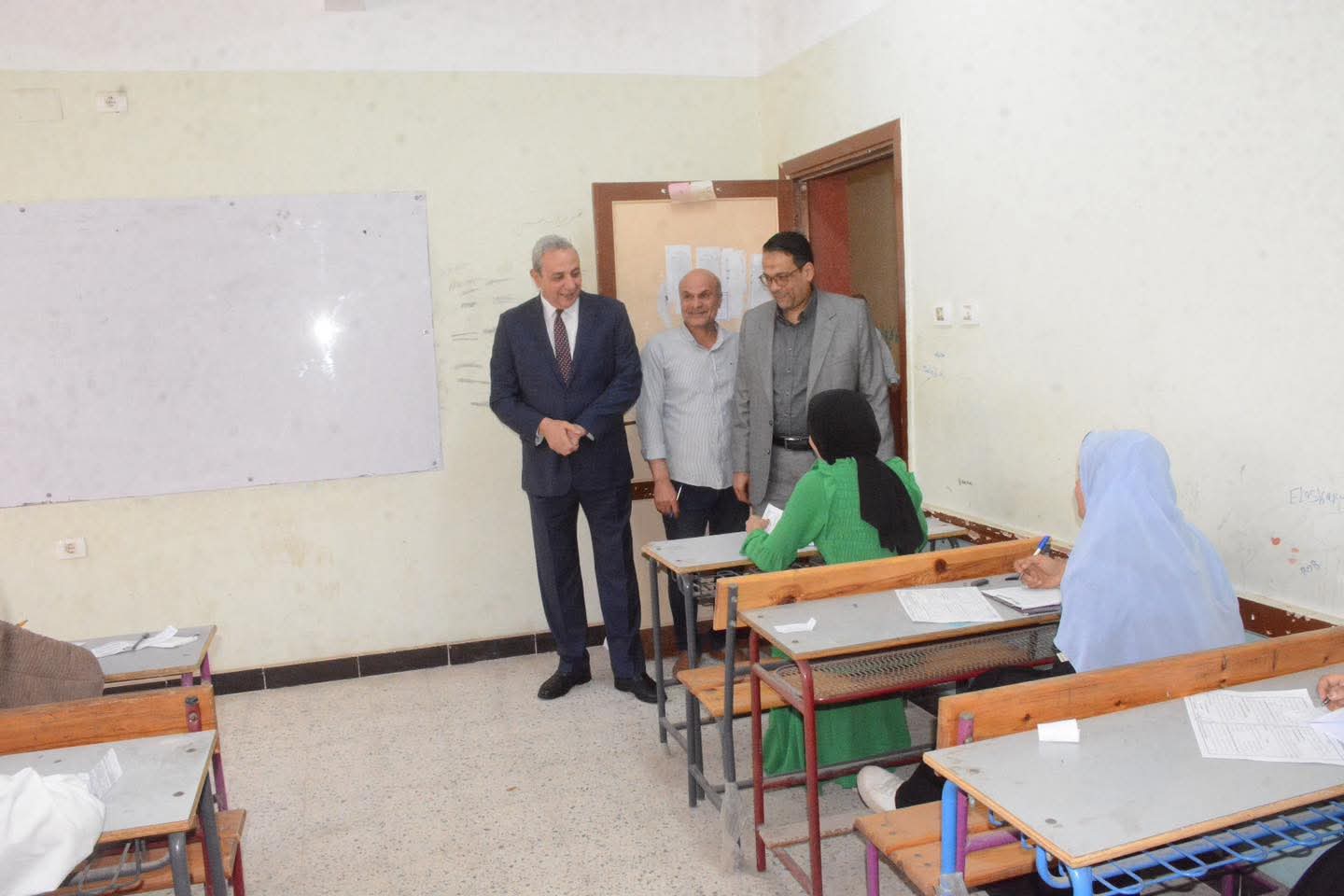 محافظ الغربية يتفقد لجان امتحانات الدبلومات الفنية ويطمئن أولياء الأمور: أبناؤكم أمانة