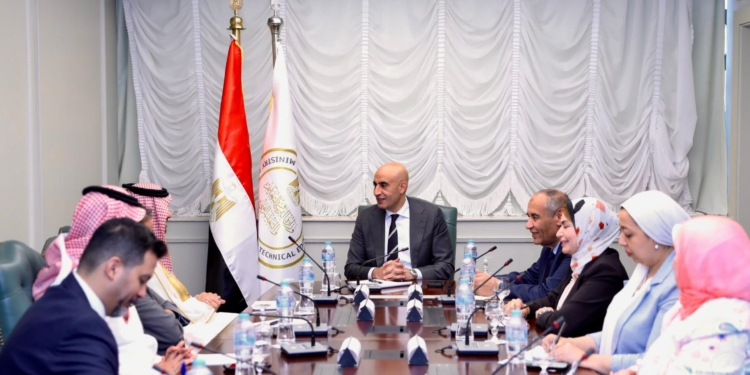 «عبداللطيف» يستقبل المدير العام لمكتب التربية العربي بالخليج لبحث التعاون بالمشروعات التعليمية