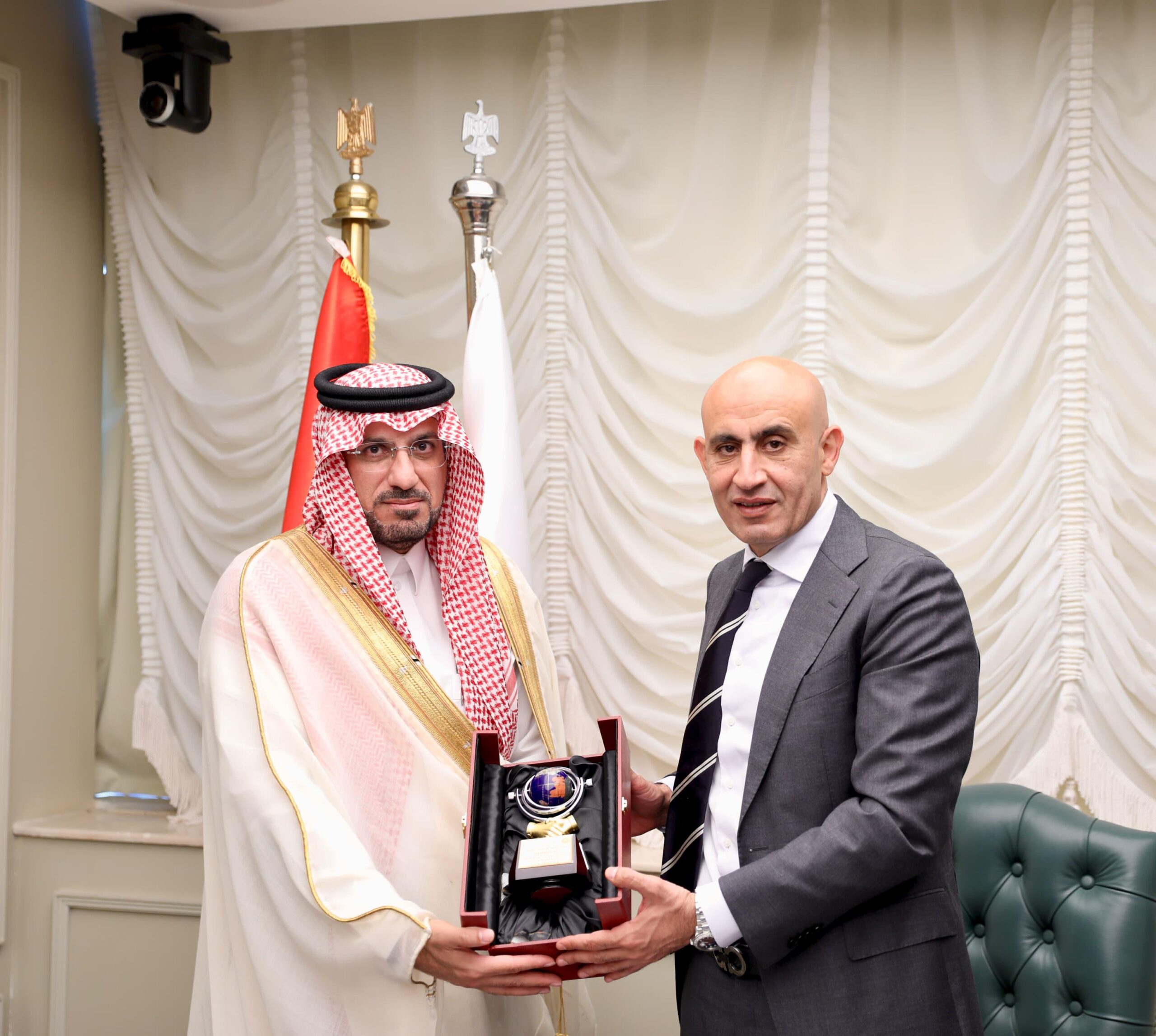 «عبداللطيف» يستقبل المدير العام لمكتب التربية العربي بالخليج لبحث التعاون بالمشروعات التعليمية