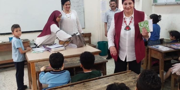 وكيل «التعليم» بالقاهرة تتابع سير أعمال امتحانات المواد الغير مضافة للمجموع