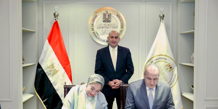 توقيع بروتوكول مع “التعليم أولًا” لرفع كفاءة معلمي المدارس الرسمية للغات 