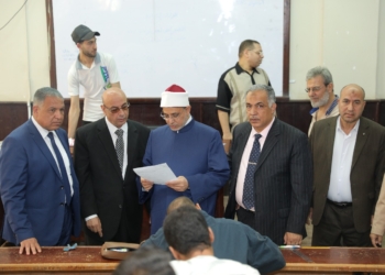 في إطار المتابعة الدائمة والمستمرة لجميع أعمال امتحانات الفصل الدراسي الثاني بكليات الجامعة بالقاهرة والأقاليم؛