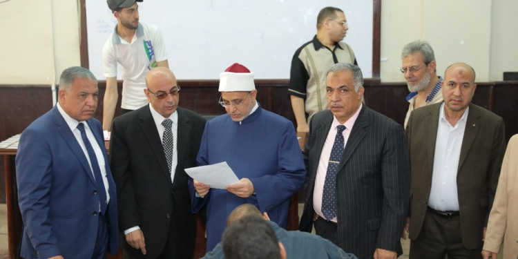 في إطار المتابعة الدائمة والمستمرة لجميع أعمال امتحانات الفصل الدراسي الثاني بكليات الجامعة بالقاهرة والأقاليم؛