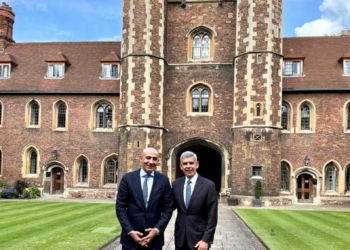 وزير التعليم يلتقي رئيس كلية كوينز بكامبريدج.. ويؤكد: نماذج مشرفة