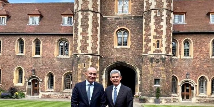 وزير التعليم يلتقي رئيس كلية كوينز بكامبريدج.. ويؤكد: نماذج مشرفة