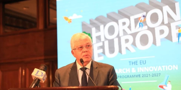 عاشور يدعو الباحثين لإنتاج بحوث وحلول مؤثرة في أولويات التنمية المستدامة