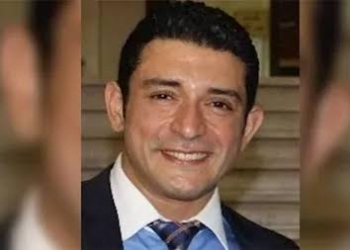 لافتات طلابية غاضبة أثناء جنازة حفيد نوال الدجوي.. والأسرة ترفض تلقي العزاء