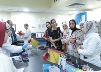 برنامج المختبرات الطبية بحلوان الأهلية ينظم زيارة علمية لمؤسسة “بهية”