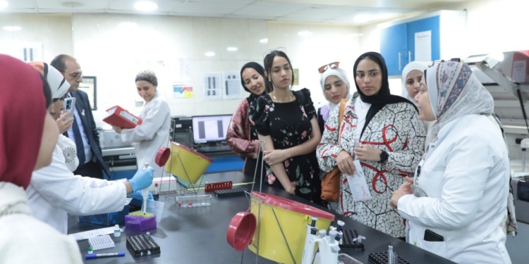 برنامج المختبرات الطبية بحلوان الأهلية ينظم زيارة علمية لمؤسسة “بهية”