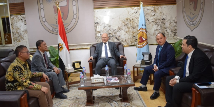 رئيس جامعة سوهاج يستقبل نائب سفير دولة اندونيسيا