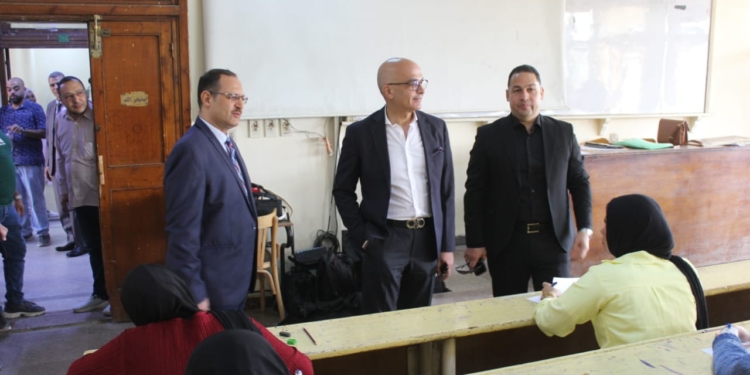 رئيس جامعة غين شمس يتفقد امتحانات الكليات